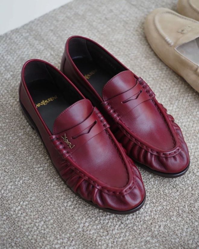 Mùa loafer tới: Kiểu giày quiet luxury khiến Kendall Jenner mê mệt vì năm nay có 1 điểm mới- Ảnh 16. Mùa loafer tới: Kiểu giày quiet luxury khiến Kendall Jenner mê mệt vì năm nay có 1 điểm mới- Ảnh 16.