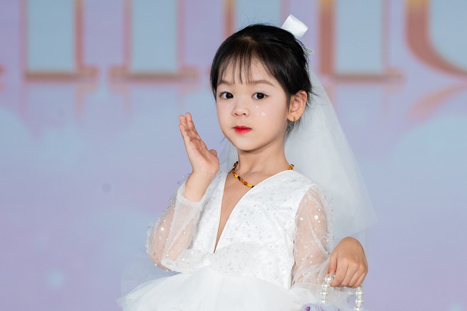 Diễn viên Thanh Hương, cô giáo Hương Đinh xuất hiện tại Show diễn SHINE trong khuôn khổ Vietnam Kids Fashion Week- Ảnh 15. Diễn viên Thanh Hương, cô giáo Hương Đinh xuất hiện tại Show diễn SHINE trong khuôn khổ Vietnam Kids Fashion Week- Ảnh 15.