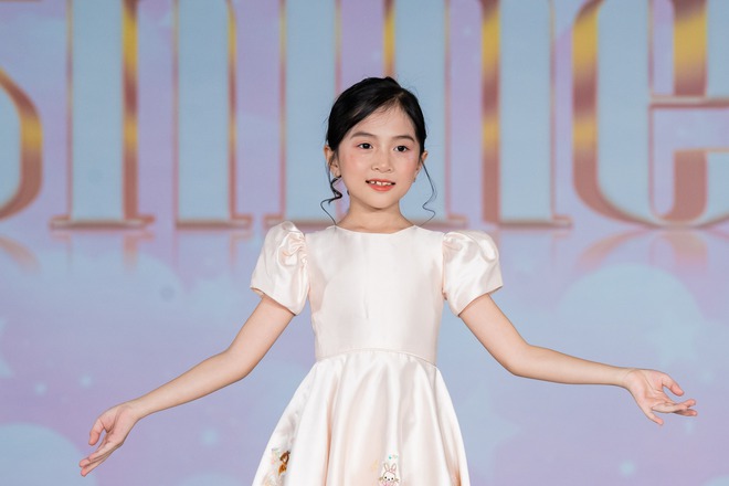 Diễn viên Thanh Hương, cô giáo Hương Đinh xuất hiện tại Show diễn SHINE trong khuôn khổ Vietnam Kids Fashion Week- Ảnh 16. Diễn viên Thanh Hương, cô giáo Hương Đinh xuất hiện tại Show diễn SHINE trong khuôn khổ Vietnam Kids Fashion Week- Ảnh 16.