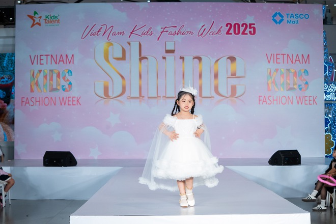 Diễn viên Thanh Hương, cô giáo Hương Đinh xuất hiện tại Show diễn SHINE trong khuôn khổ Vietnam Kids Fashion Week- Ảnh 19. Diễn viên Thanh Hương, cô giáo Hương Đinh xuất hiện tại Show diễn SHINE trong khuôn khổ Vietnam Kids Fashion Week- Ảnh 19.