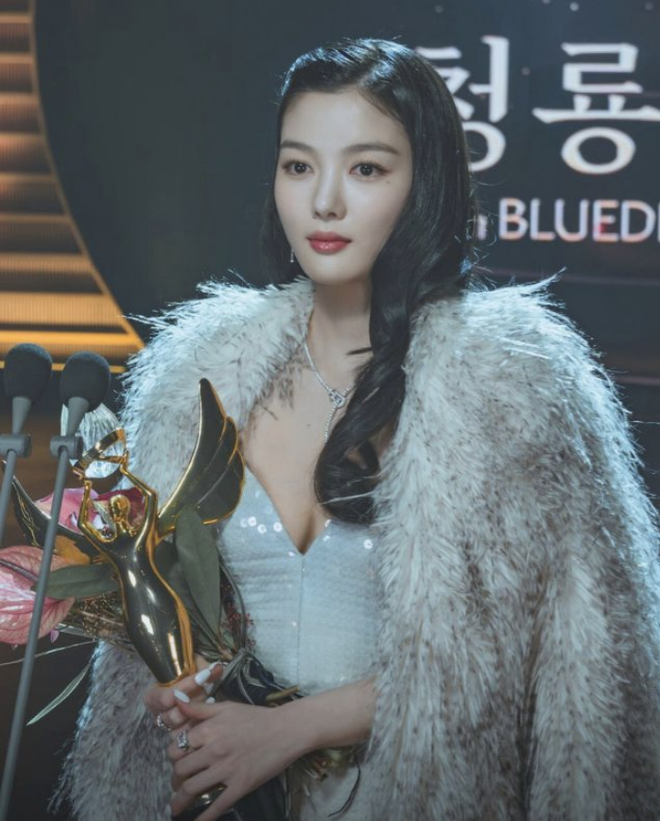 Kim Yoo Jung hãy mang điều này ra đời thực- Ảnh 8. Kim Yoo Jung hãy mang điều này ra đời thực- Ảnh 8.