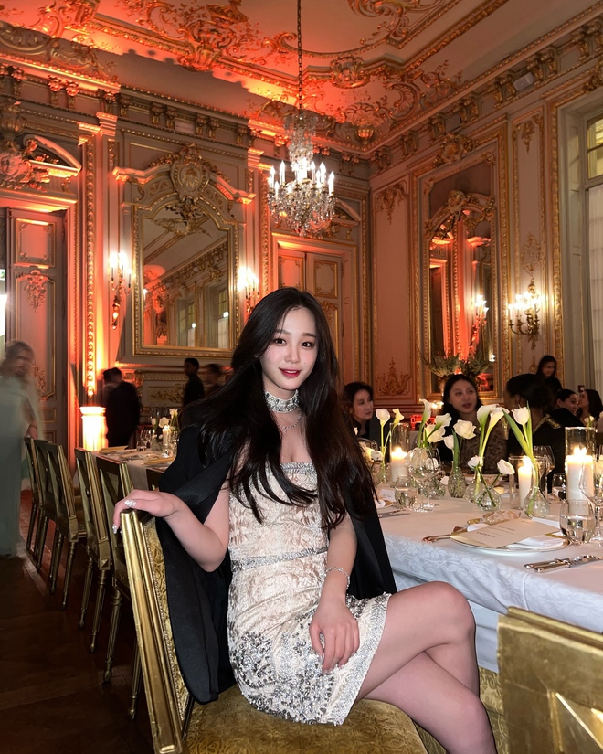 Thiên kim tiểu thư là bạn thân của công chúa Kpop: Visual tri thức nổi bật trong dàn chaebol- Ảnh 12. Thiên kim tiểu thư là bạn thân của công chúa Kpop: Visual tri thức nổi bật trong dàn chaebol- Ảnh 12.