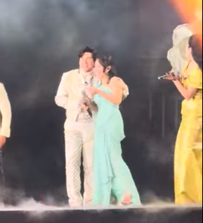 Đan Trường ôm hôn Cẩm Ly, nữ ca sĩ nói về mối quan hệ 30 năm- Ảnh 1.