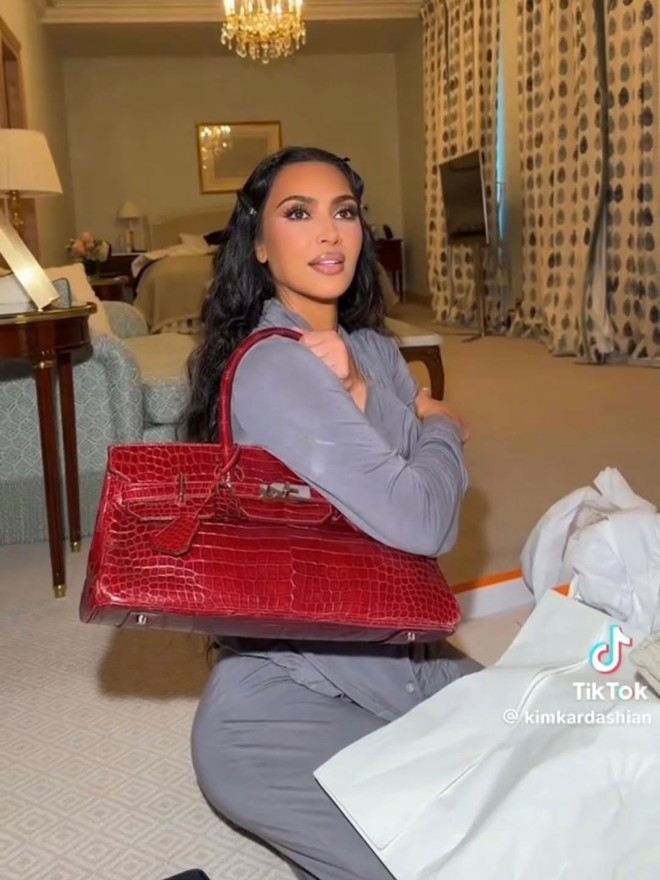 Kim Kardashian hứng chịu b&atilde;o phẫn nộ v&igrave; cầm t&uacute;i Herm&egrave;s da voi- Ảnh 11.