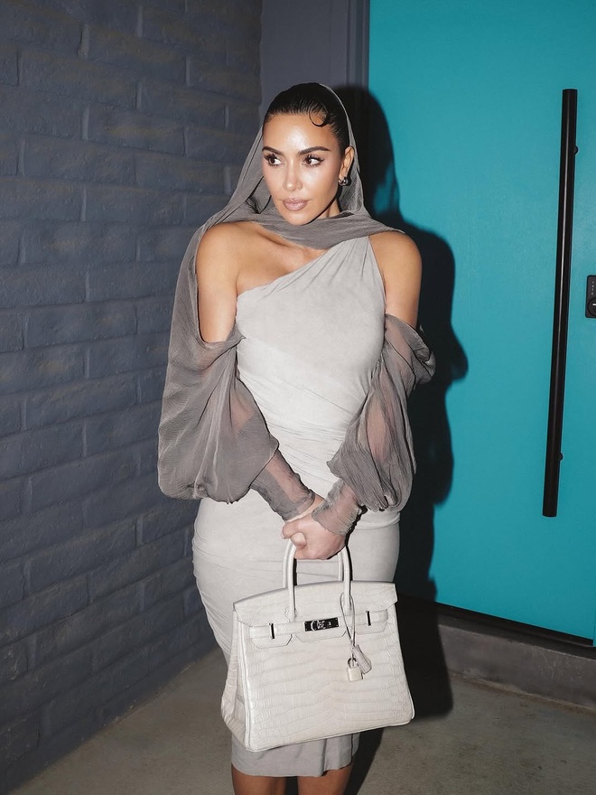 Kim Kardashian hứng chịu b&atilde;o phẫn nộ v&igrave; cầm t&uacute;i Herm&egrave;s da voi- Ảnh 8.