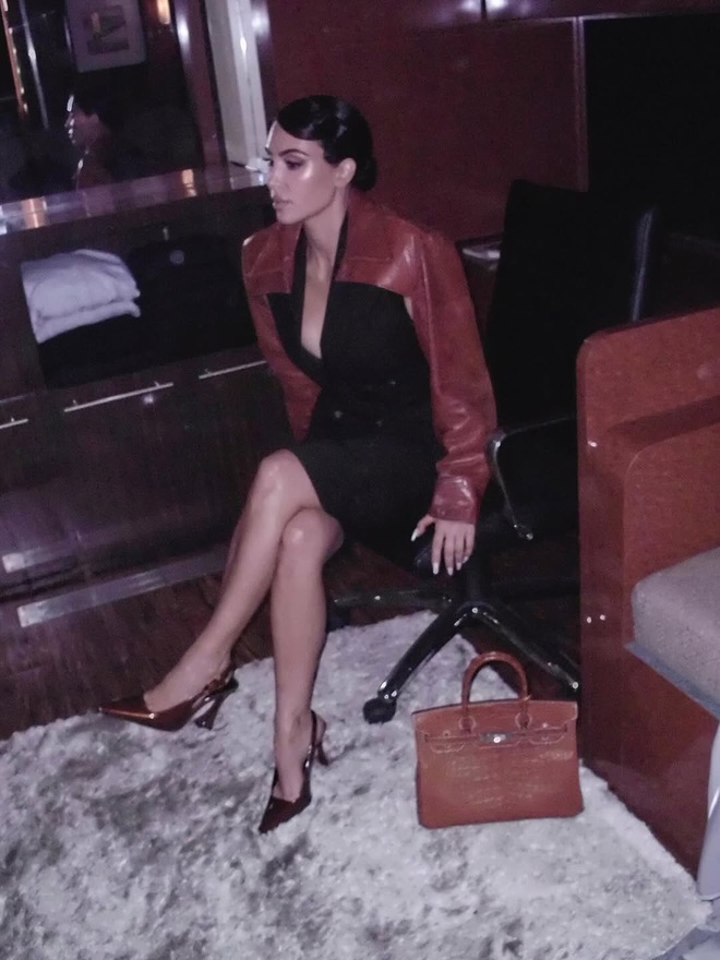 Kim Kardashian hứng chịu b&atilde;o phẫn nộ v&igrave; cầm t&uacute;i Herm&egrave;s da voi- Ảnh 9.