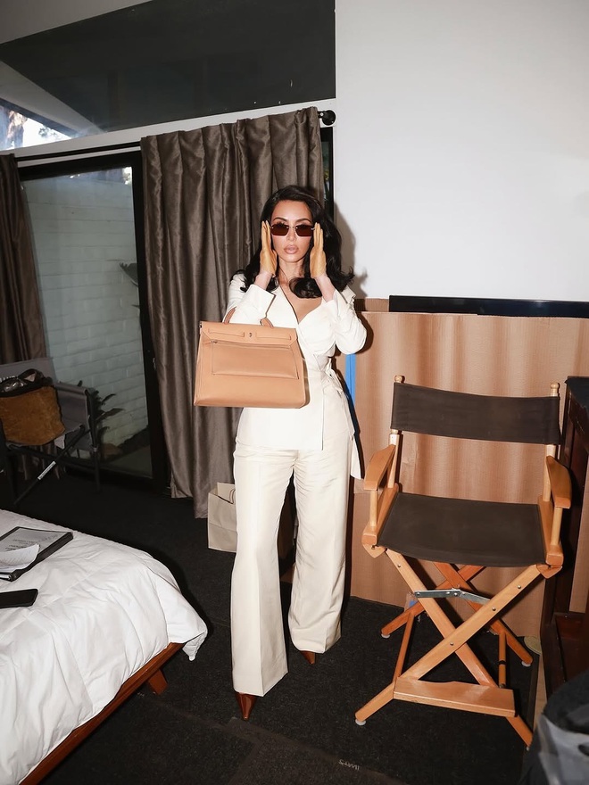 Kim Kardashian hứng chịu b&atilde;o phẫn nộ v&igrave; cầm t&uacute;i Herm&egrave;s da voi- Ảnh 7.