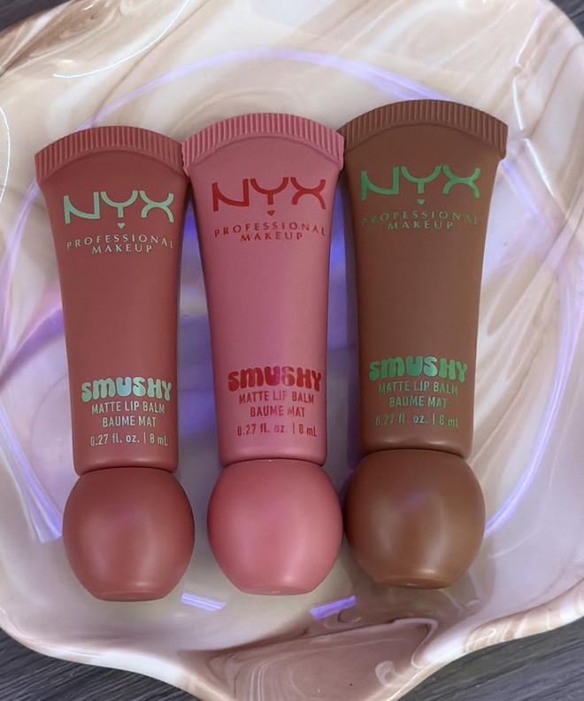 Son 250k của NYX gây sốt: Son vừa lì vừa dưỡng, ít nhăn môi, xinh từ bảng màu tới vỏ- Ảnh 2. Son 250k của NYX gây sốt: Son vừa lì vừa dưỡng, ít nhăn môi, xinh từ bảng màu tới vỏ- Ảnh 2.