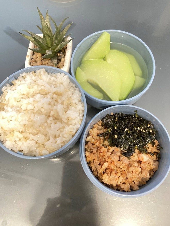 Mẹ Hưng Yên 6h30 sáng dậy làm cơm hộp cho con mang tới trường: Nhìn thôi đã thấy đúng chuẩn 