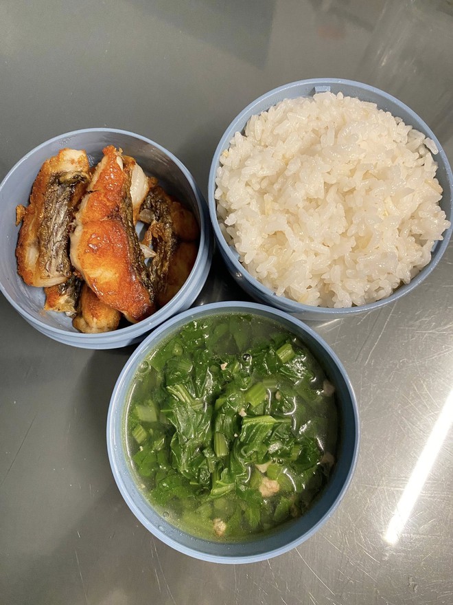 Mẹ Hưng Yên 6h30 sáng dậy làm cơm hộp cho con mang tới trường: Nhìn thôi đã thấy đúng chuẩn 