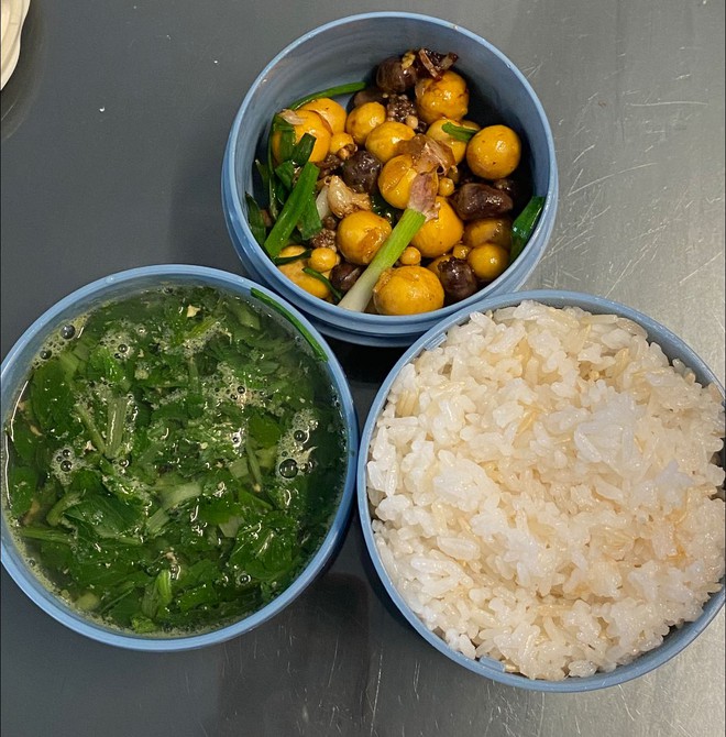 Mẹ Hưng Yên 6h30 sáng dậy làm cơm hộp cho con mang tới trường: Nhìn thôi đã thấy đúng chuẩn 