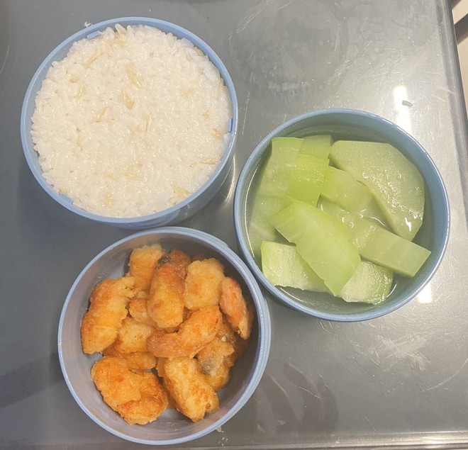 Mẹ Hưng Yên 6h30 sáng dậy làm cơm hộp cho con mang tới trường: Nhìn thôi đã thấy đúng chuẩn 