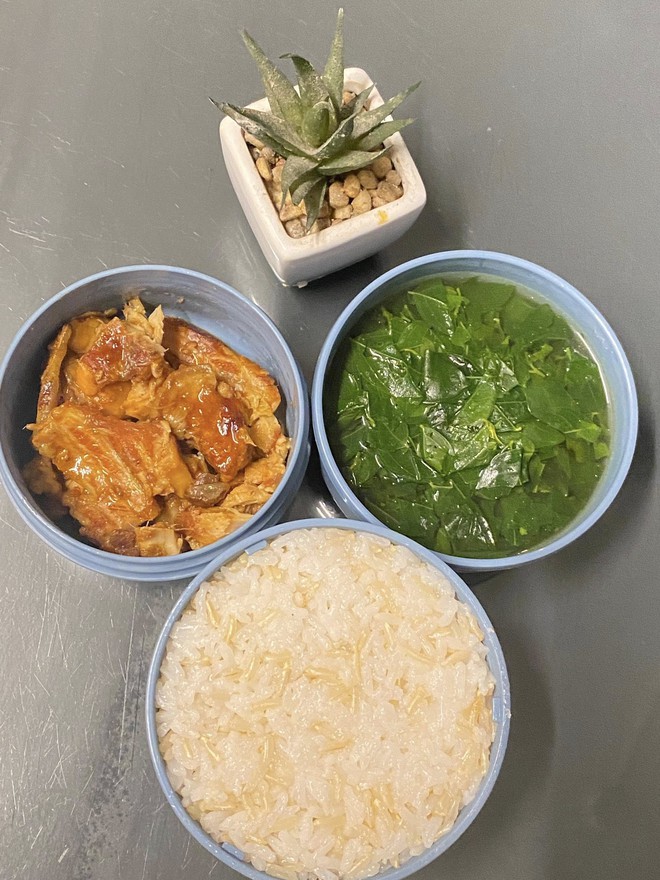 Mẹ Hưng Yên 6h30 sáng dậy làm cơm hộp cho con mang tới trường: Nhìn thôi đã thấy đúng chuẩn 