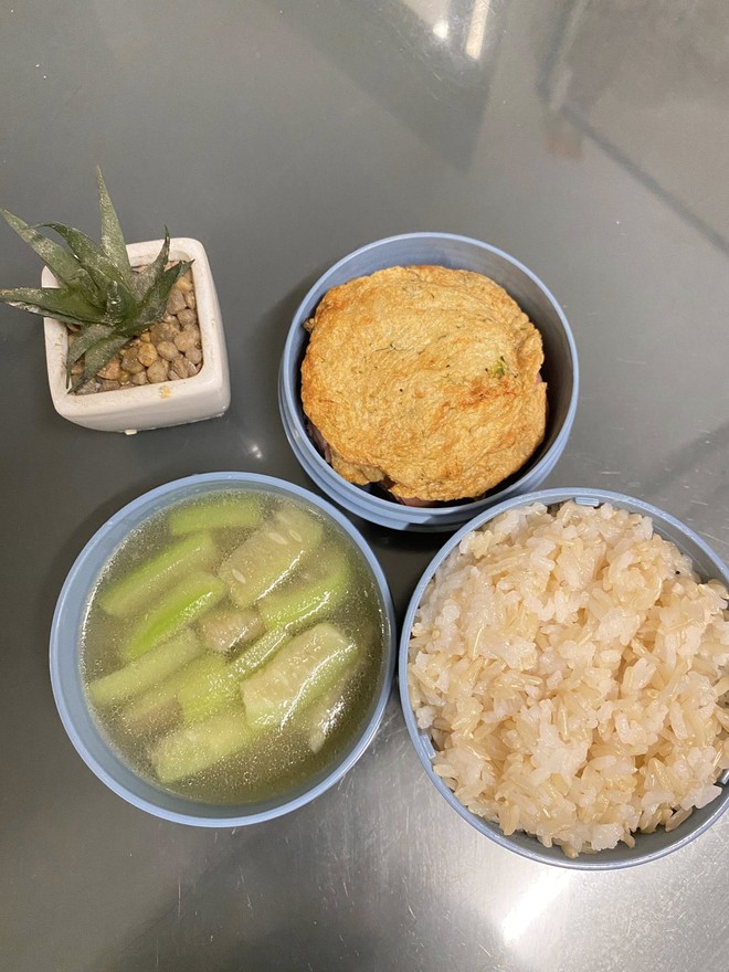 Mẹ Hưng Yên 6h30 sáng dậy làm cơm hộp cho con mang tới trường: Nhìn thôi đã thấy đúng chuẩn 