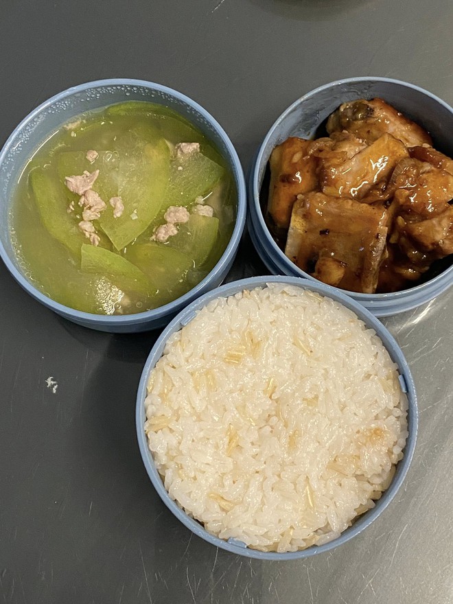 Mẹ Hưng Yên 6h30 sáng dậy làm cơm hộp cho con mang tới trường: Nhìn thôi đã thấy đúng chuẩn 