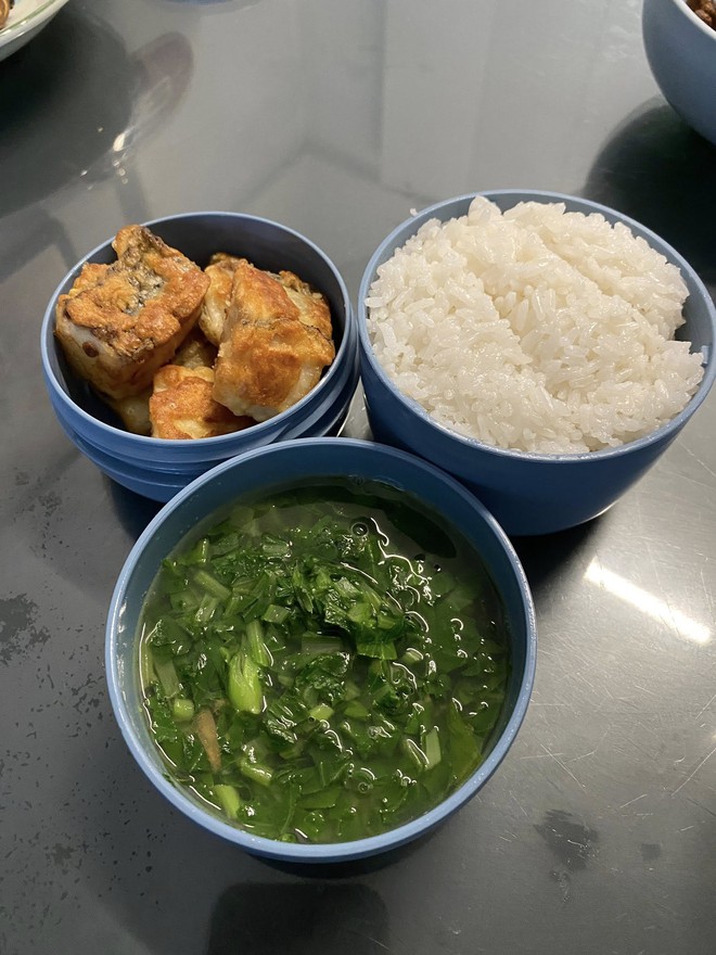 Mẹ Hưng Yên 6h30 sáng dậy làm cơm hộp cho con mang tới trường: Nhìn thôi đã thấy đúng chuẩn 