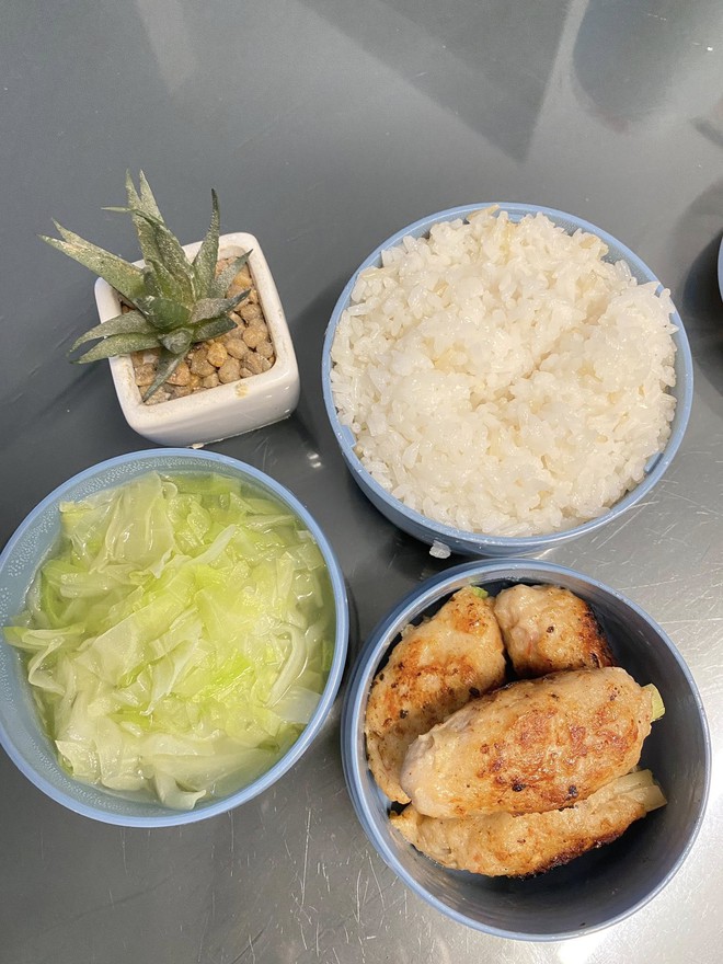 Mẹ Hưng Yên 6h30 sáng dậy làm cơm hộp cho con mang tới trường: Nhìn thôi đã thấy đúng chuẩn 