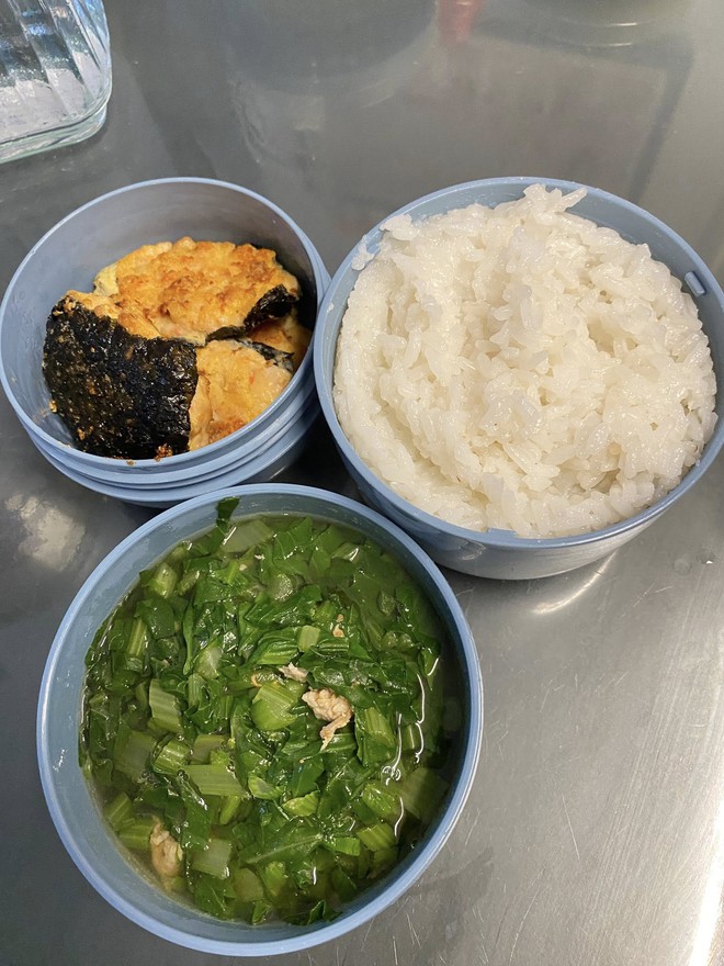 Mẹ Hưng Yên 6h30 sáng dậy làm cơm hộp cho con mang tới trường: Nhìn thôi đã thấy đúng chuẩn 