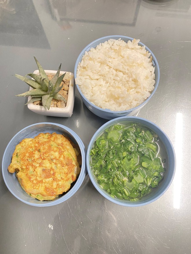 Mẹ Hưng Yên 6h30 sáng dậy làm cơm hộp cho con mang tới trường: Nhìn thôi đã thấy đúng chuẩn 