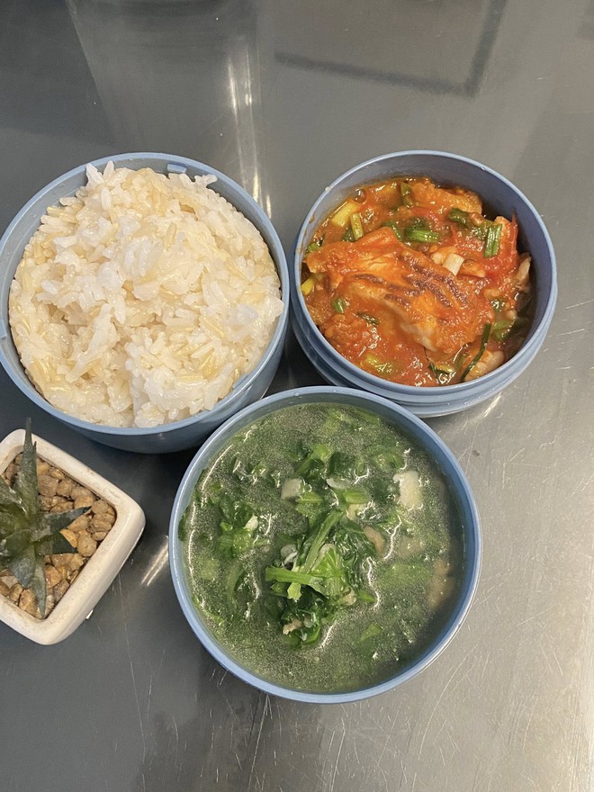 Mẹ Hưng Yên 6h30 sáng dậy làm cơm hộp cho con mang tới trường: Nhìn thôi đã thấy đúng chuẩn 