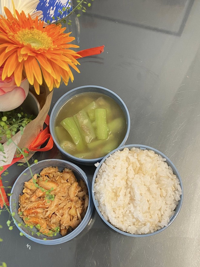 Mẹ Hưng Yên 6h30 sáng dậy làm cơm hộp cho con mang tới trường: Nhìn thôi đã thấy đúng chuẩn 