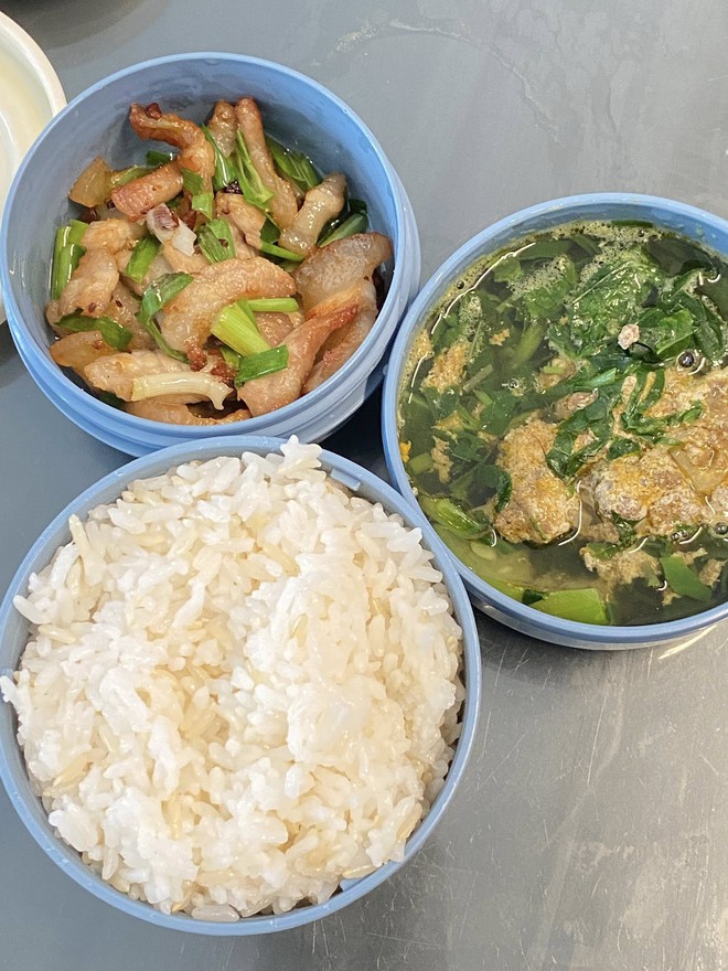 Mẹ Hưng Yên 6h30 sáng dậy làm cơm hộp cho con mang tới trường: Nhìn thôi đã thấy đúng chuẩn 