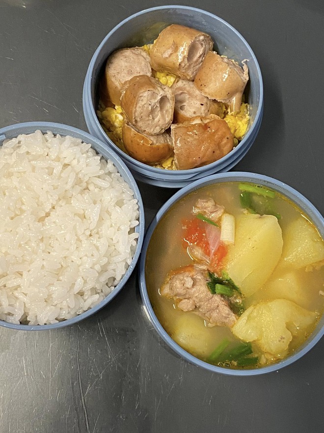 Mẹ Hưng Yên 6h30 sáng dậy làm cơm hộp cho con mang tới trường: Nhìn thôi đã thấy đúng chuẩn 