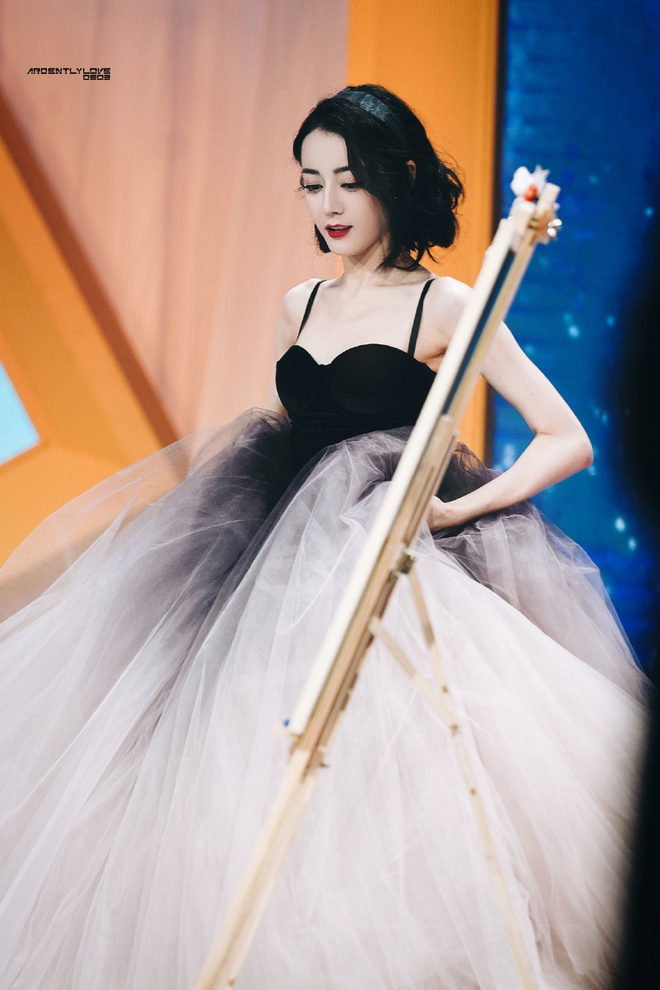 Không ai muốn đứng cạnh Địch Lệ Nhiệt Ba- Ảnh 8.