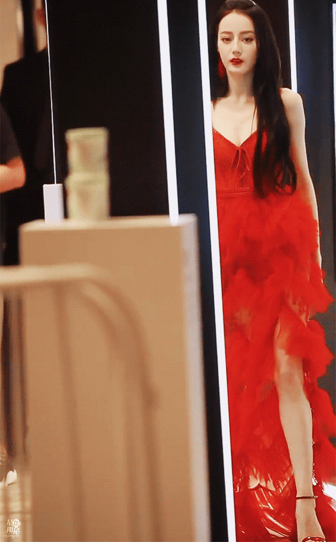 Không ai muốn đứng cạnh Địch Lệ Nhiệt Ba- Ảnh 4.