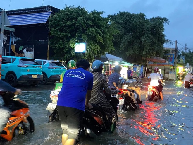 Tuổi trẻ thành phố xung kích hỗ trợ người dân ứng phó triều cường- Ảnh 10. Tuổi trẻ thành phố xung kích hỗ trợ người dân ứng phó triều cường- Ảnh 10.