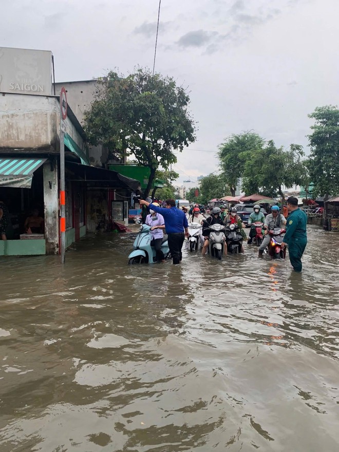 Tuổi trẻ thành phố xung kích hỗ trợ người dân ứng phó triều cường- Ảnh 8. Tuổi trẻ thành phố xung kích hỗ trợ người dân ứng phó triều cường- Ảnh 8.