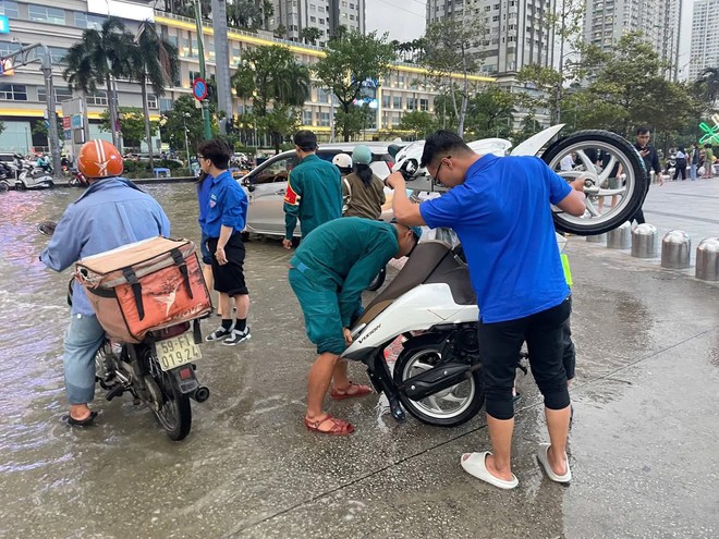 Tuổi trẻ thành phố xung kích hỗ trợ người dân ứng phó triều cường- Ảnh 9. Tuổi trẻ thành phố xung kích hỗ trợ người dân ứng phó triều cường- Ảnh 9.