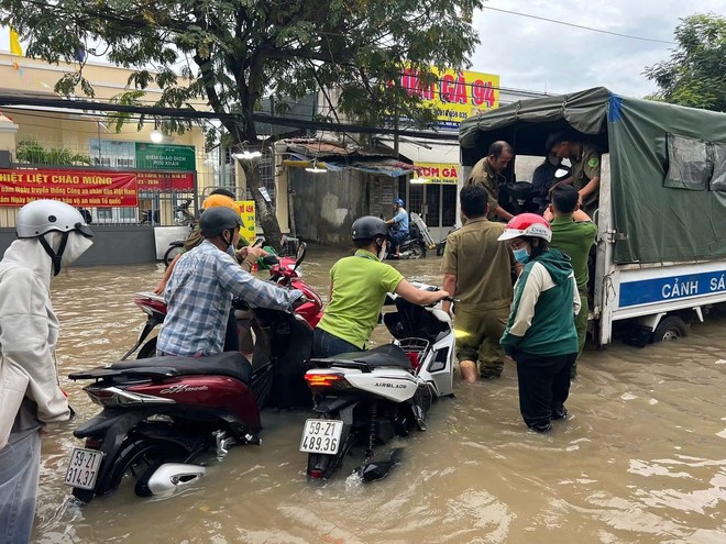 Tuổi trẻ thành phố xung kích hỗ trợ người dân ứng phó triều cường- Ảnh 5. Tuổi trẻ thành phố xung kích hỗ trợ người dân ứng phó triều cường- Ảnh 5.