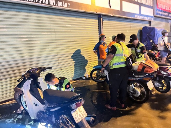 Tuổi trẻ thành phố xung kích hỗ trợ người dân ứng phó triều cường- Ảnh 6. Tuổi trẻ thành phố xung kích hỗ trợ người dân ứng phó triều cường- Ảnh 6.