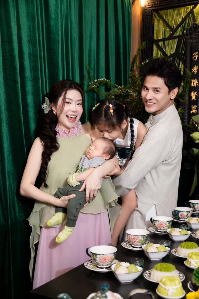 Vợ chồng Anh Tài - Vũ Ngọc Ánh chi đậm làm tiệc đầy tháng quý tử theo gu hoàng tộc, đến bộ ấm trà cũng được đặt làm riêng- Ảnh 4.