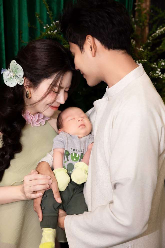 Vợ chồng Anh Tài - Vũ Ngọc Ánh chi đậm làm tiệc đầy tháng quý tử theo gu hoàng tộc, đến bộ ấm trà cũng được đặt làm riêng- Ảnh 5.