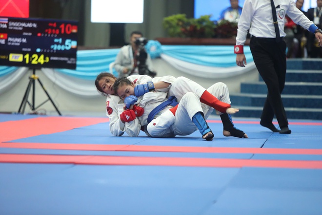 C&ocirc; b&eacute; 19 tuổi Phụng M&ugrave;i Nh&igrave;nh &ocirc;m mặt kh&oacute;c nức nở khi tuột mất HCV SEA Games- Ảnh 3.