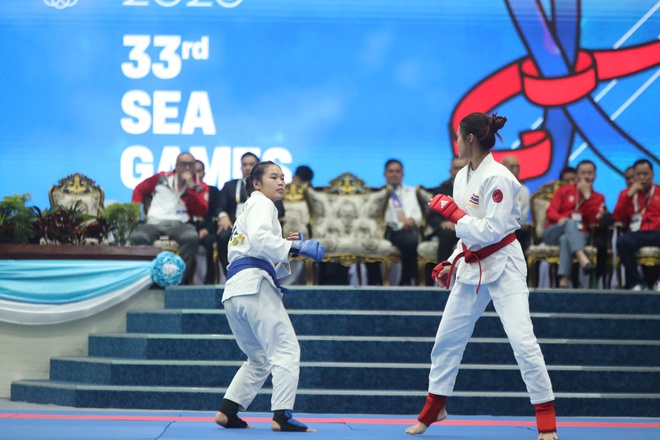 C&ocirc; b&eacute; 19 tuổi Phụng M&ugrave;i Nh&igrave;nh &ocirc;m mặt kh&oacute;c nức nở khi tuột mất HCV SEA Games- Ảnh 4.