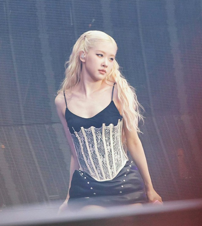 Mặt Ros&eacute; qu&aacute; ph&ugrave;, cảm gi&aacute;c cười cũng kh&oacute;- Ảnh 9.