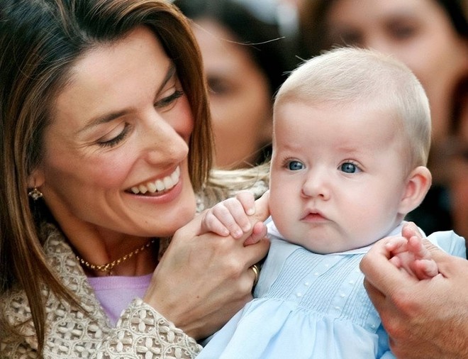 Khi "n&agrave;ng ti&ecirc;n c&aacute;" Charlene th&ocirc;i sầu muộn v&agrave; Vương hậu Letizia bu&ocirc;ng bỏ phấn son- Ảnh 4.