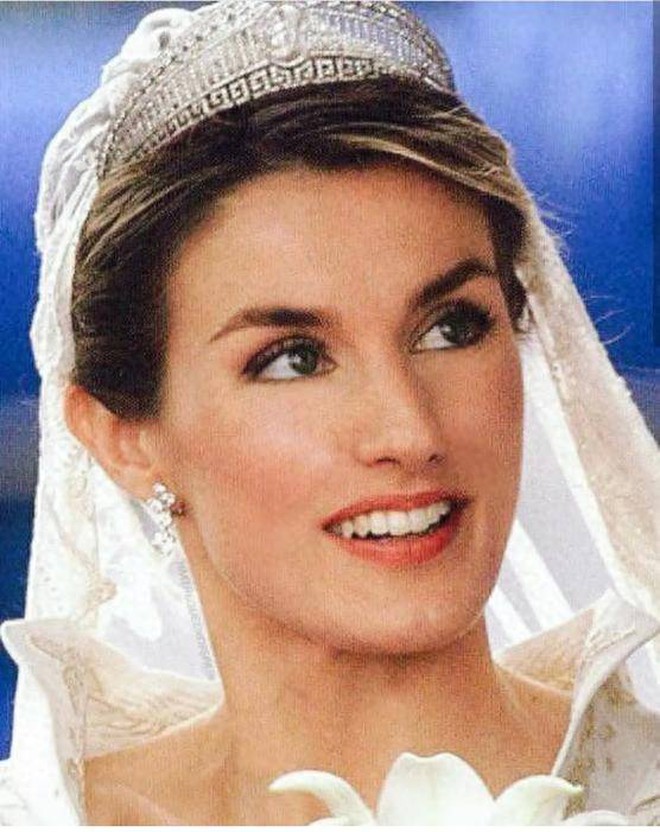 Khi "n&agrave;ng ti&ecirc;n c&aacute;" Charlene th&ocirc;i sầu muộn v&agrave; Vương hậu Letizia bu&ocirc;ng bỏ phấn son- Ảnh 1.
