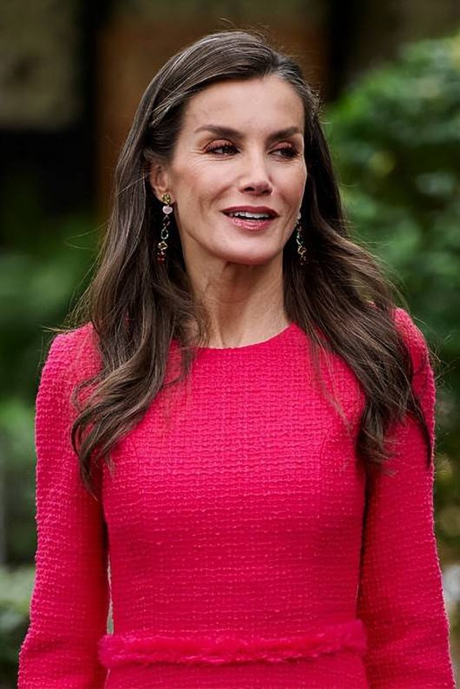 Khi "n&agrave;ng ti&ecirc;n c&aacute;" Charlene th&ocirc;i sầu muộn v&agrave; Vương hậu Letizia bu&ocirc;ng bỏ phấn son- Ảnh 8.