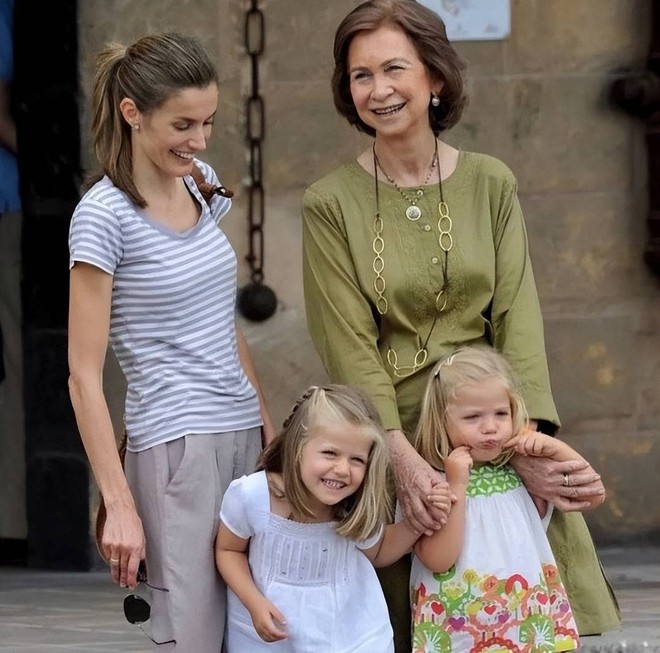 Khi "n&agrave;ng ti&ecirc;n c&aacute;" Charlene th&ocirc;i sầu muộn v&agrave; Vương hậu Letizia bu&ocirc;ng bỏ phấn son- Ảnh 5.