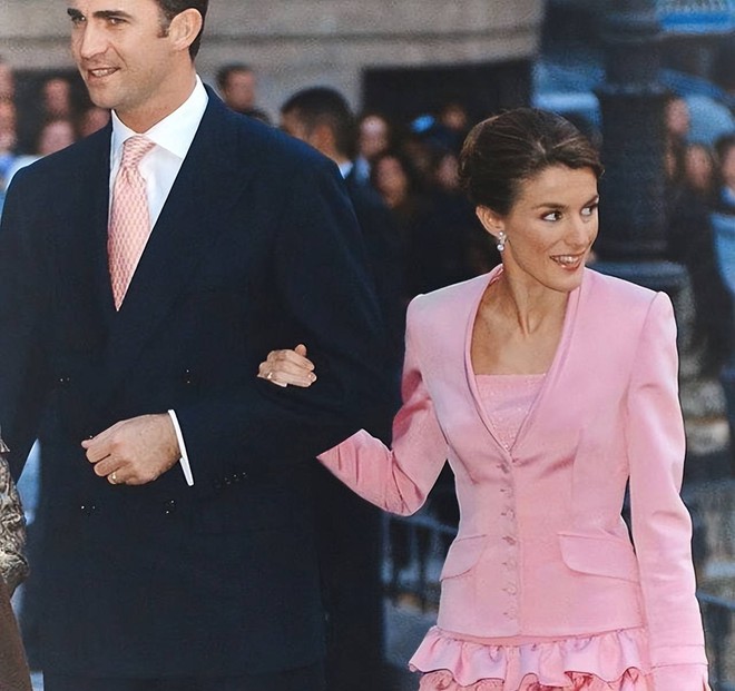 Khi "n&agrave;ng ti&ecirc;n c&aacute;" Charlene th&ocirc;i sầu muộn v&agrave; Vương hậu Letizia bu&ocirc;ng bỏ phấn son- Ảnh 2.