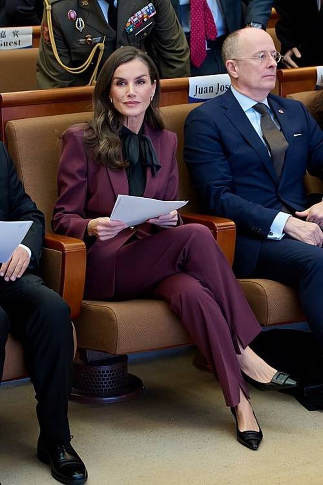 Khi "n&agrave;ng ti&ecirc;n c&aacute;" Charlene th&ocirc;i sầu muộn v&agrave; Vương hậu Letizia bu&ocirc;ng bỏ phấn son- Ảnh 11.