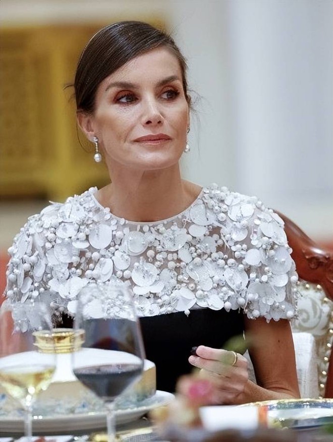 Khi "n&agrave;ng ti&ecirc;n c&aacute;" Charlene th&ocirc;i sầu muộn v&agrave; Vương hậu Letizia bu&ocirc;ng bỏ phấn son- Ảnh 9.