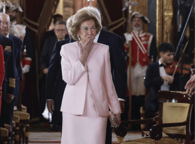 Khung h&igrave;nh quyền lực nhất Ho&agrave;ng gia T&acirc;y Ban Nha: B&agrave; nội U90 diện hồng phấn ngọt ng&agrave;o b&ecirc;n ch&aacute;u g&aacute;i "Nữ vương tương lai" rực đỏ kh&iacute; chất- Ảnh 4.