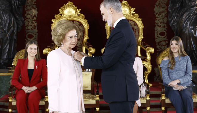 Khung h&igrave;nh quyền lực nhất Ho&agrave;ng gia T&acirc;y Ban Nha: B&agrave; nội U90 diện hồng phấn ngọt ng&agrave;o b&ecirc;n ch&aacute;u g&aacute;i "Nữ vương tương lai" rực đỏ kh&iacute; chất- Ảnh 3.