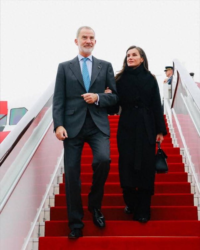 Khi "n&agrave;ng ti&ecirc;n c&aacute;" Charlene th&ocirc;i sầu muộn v&agrave; Vương hậu Letizia bu&ocirc;ng bỏ phấn son- Ảnh 10.