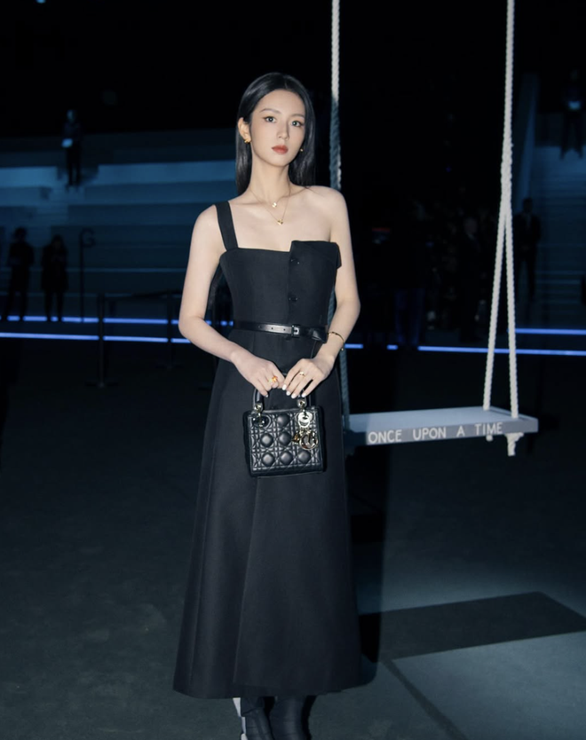 Đại sứ để chân trần giữa thời tiết âm 3 độ C, Dior hưởng lợi- Ảnh 15. Đại sứ để chân trần giữa thời tiết âm 3 độ C, Dior hưởng lợi- Ảnh 15.